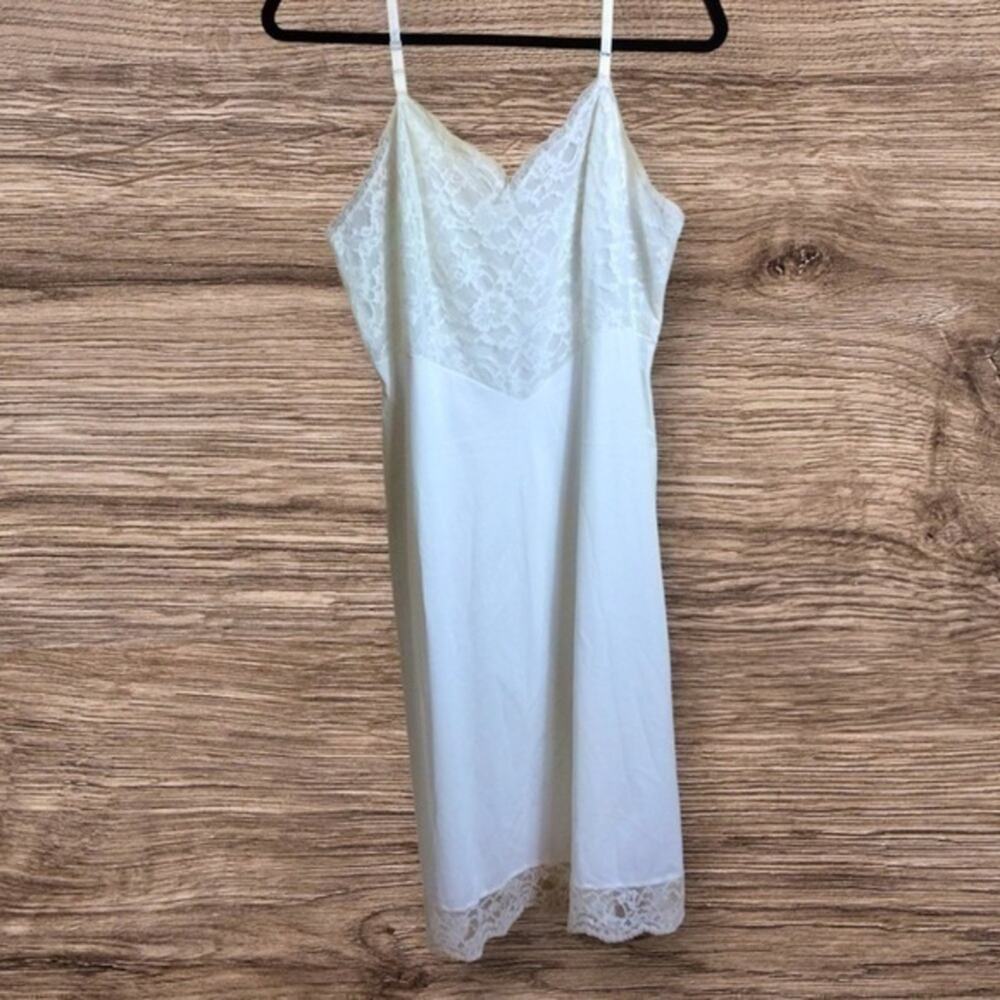 Vintage Vanity Fair white slip. 36. Medium.